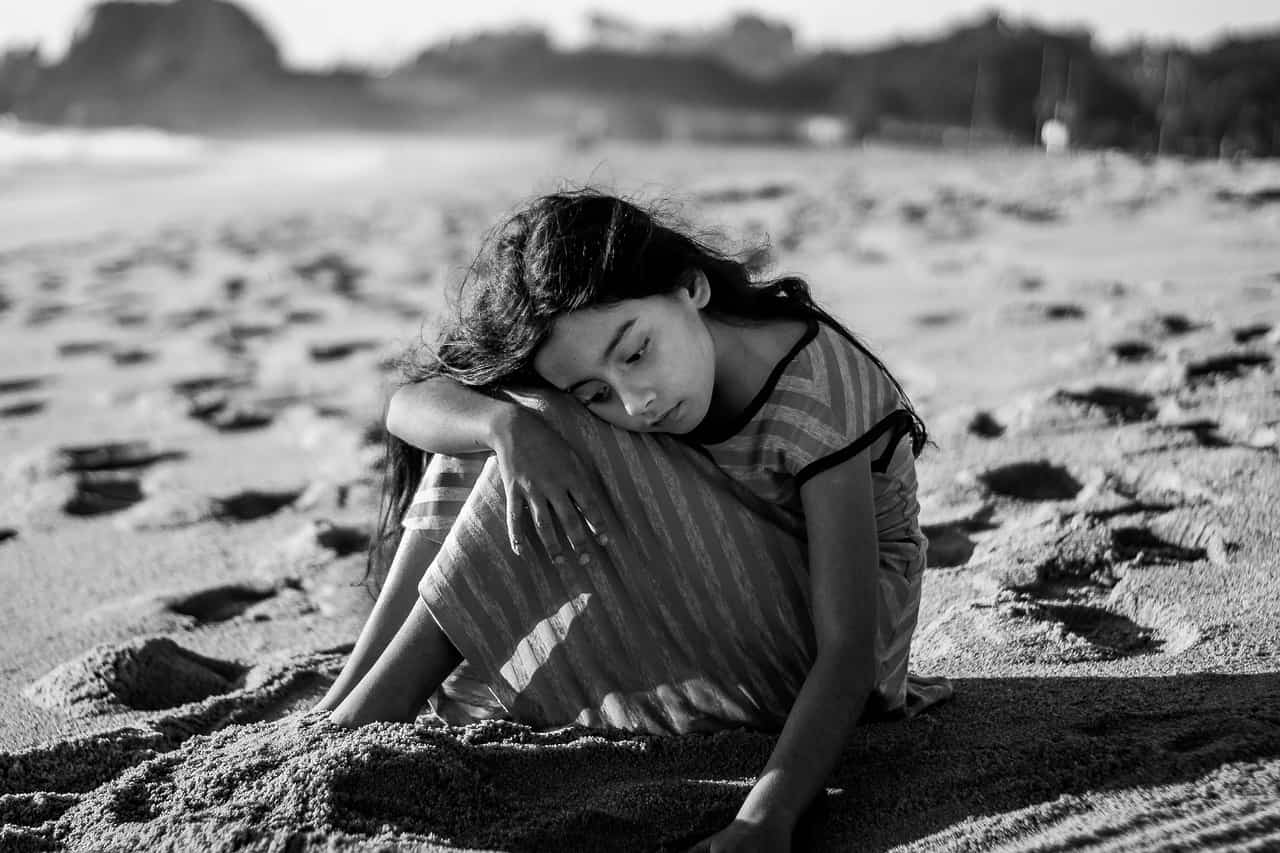 Mädchen traurig am Strand; Cybermobbing